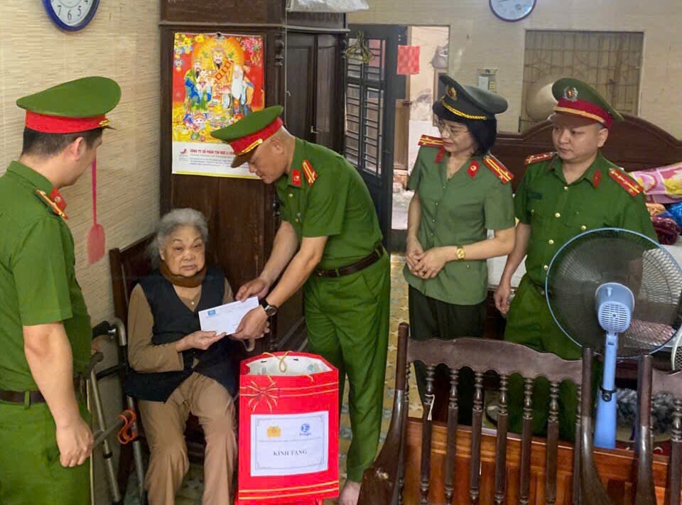 Công an phường Vĩnh Niệm (quận Lê Chân): Thăm, tặng quà các hộ gia đình chính sách, người có công với cách mạng và thân nhân liệt sĩ